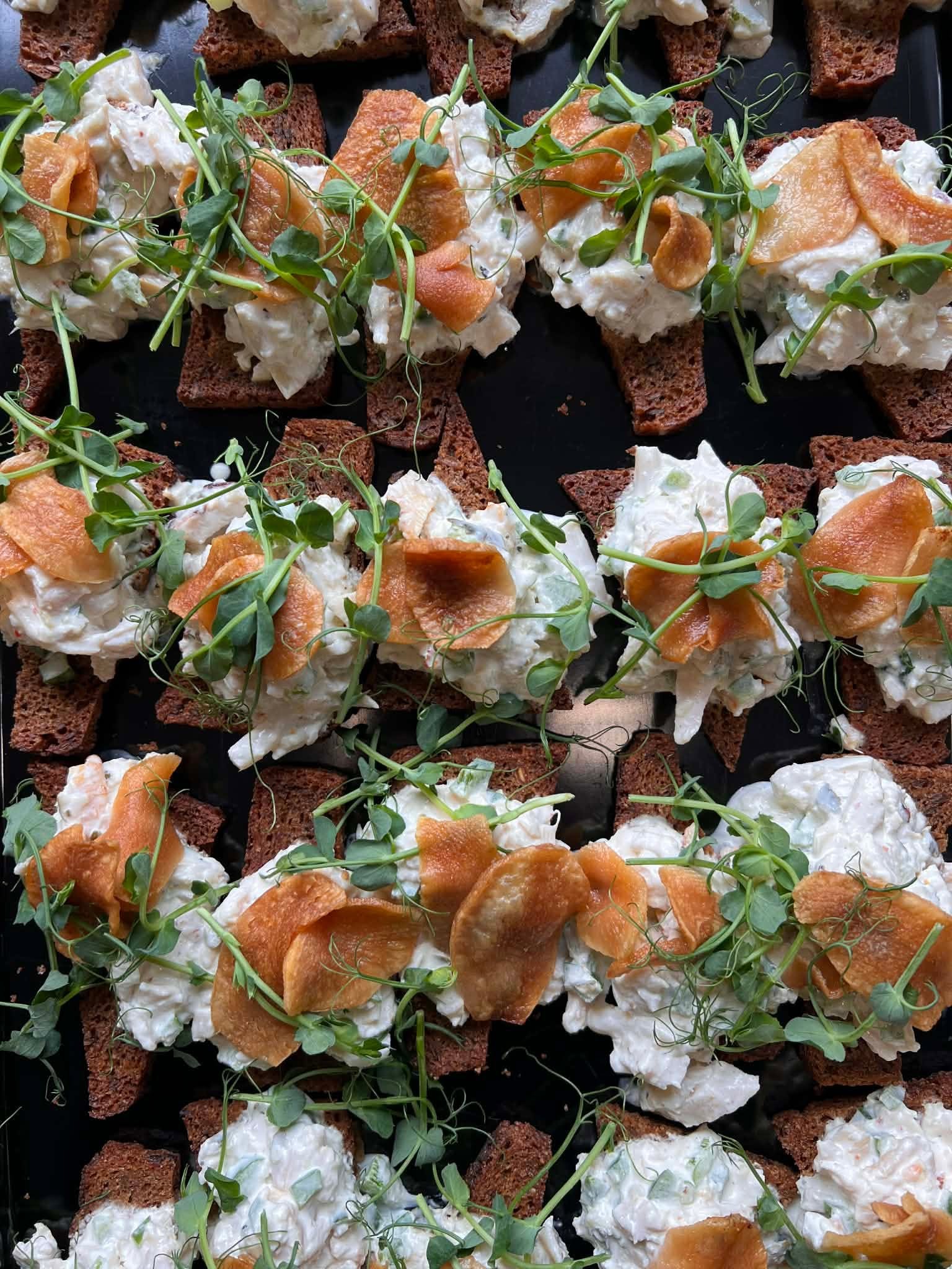 Små hapsere med kyllingesalat og sprøde chips