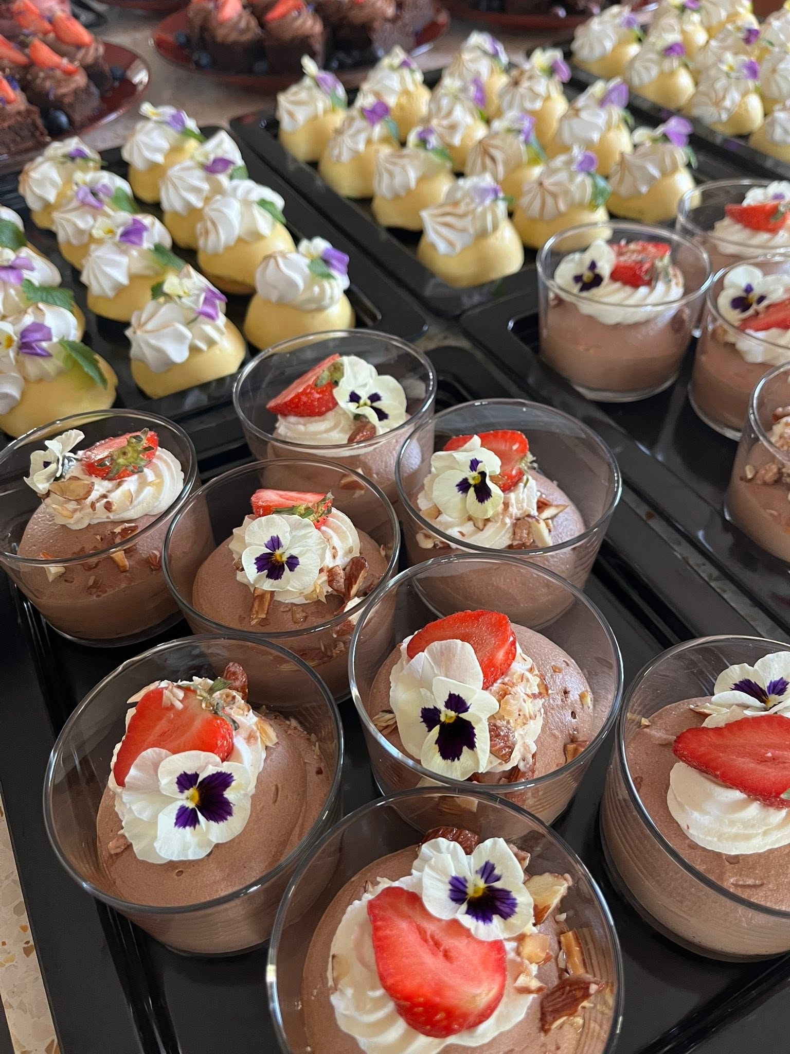 Små desserter med bær og spiselige blomster