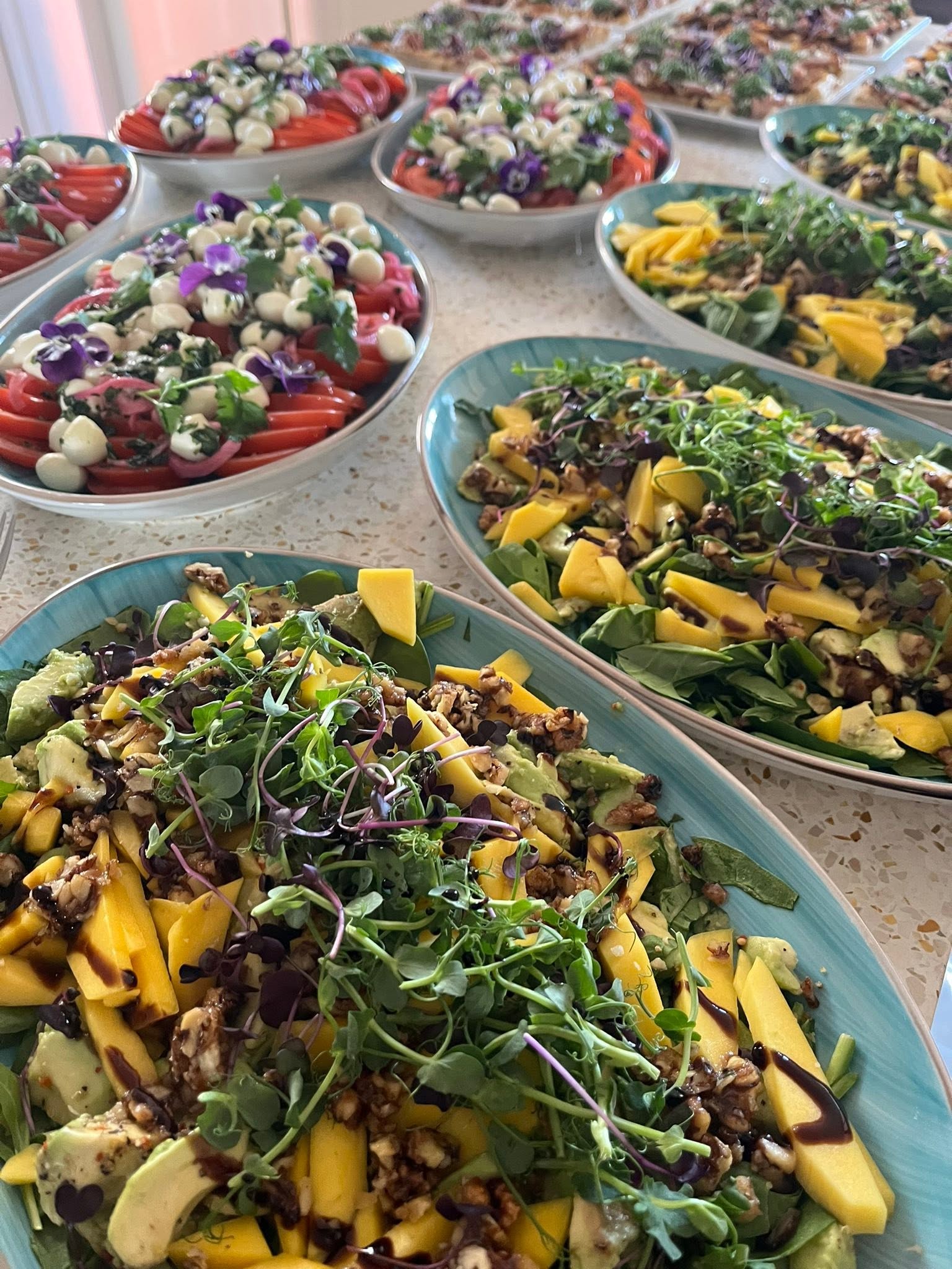 Anrettede salater med mango, avocado og friske urter fra Mad Gør Glad